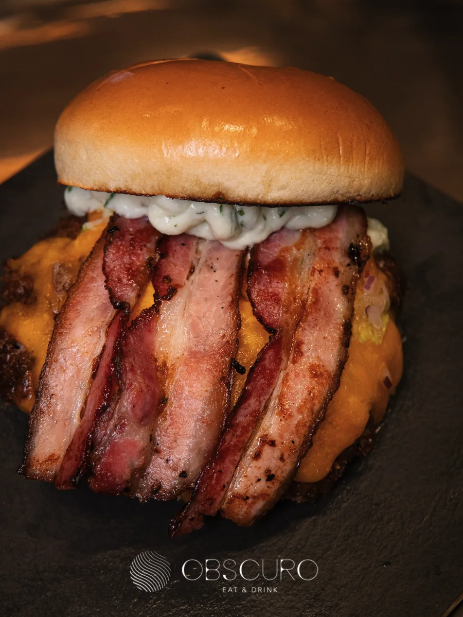 Smash burger com fatias grossas de bacon, cheddar e maionese da casa no pão de leite
